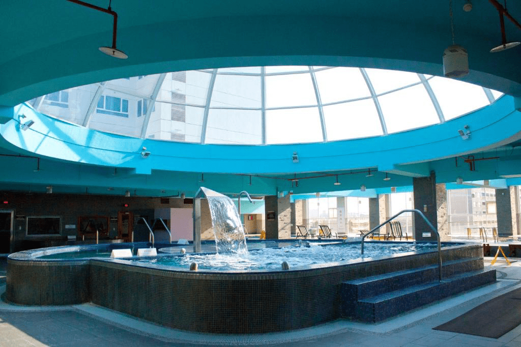 酒店舒適寬敞的客房，提供旅人安靜休息的空間