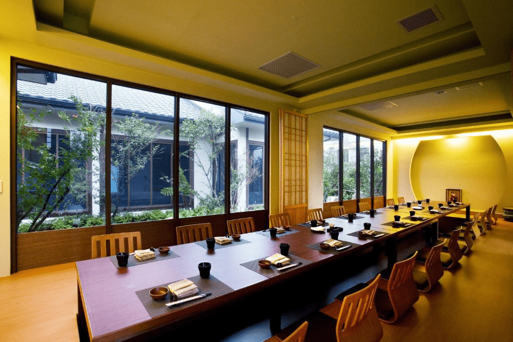 酒店內的餐飲環境，提供精緻的用餐體驗