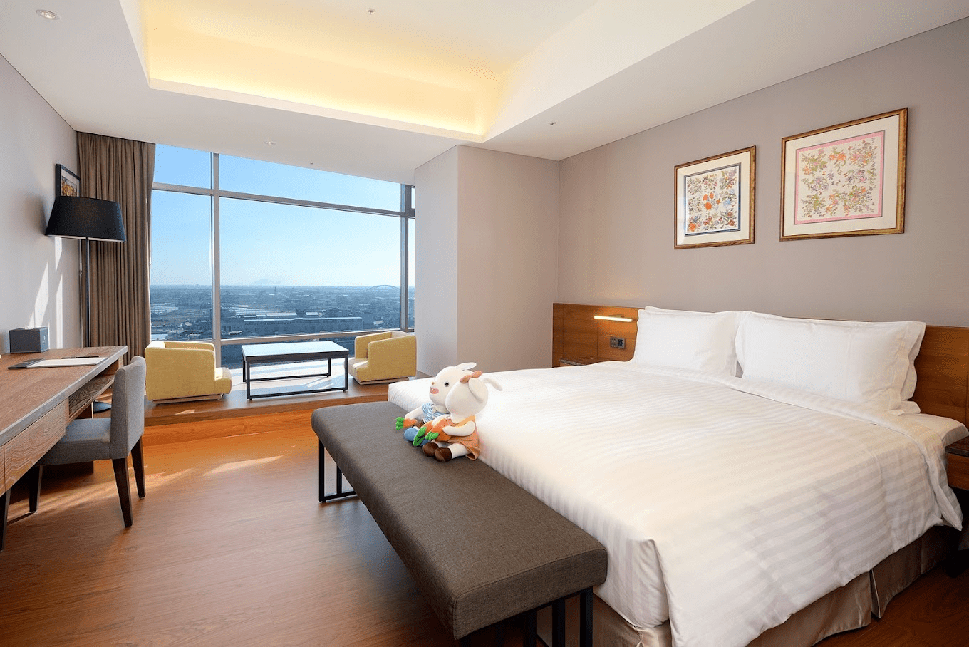 從酒店客房或設施中，能感受到宜蘭市區的便利與悠閒生活感
