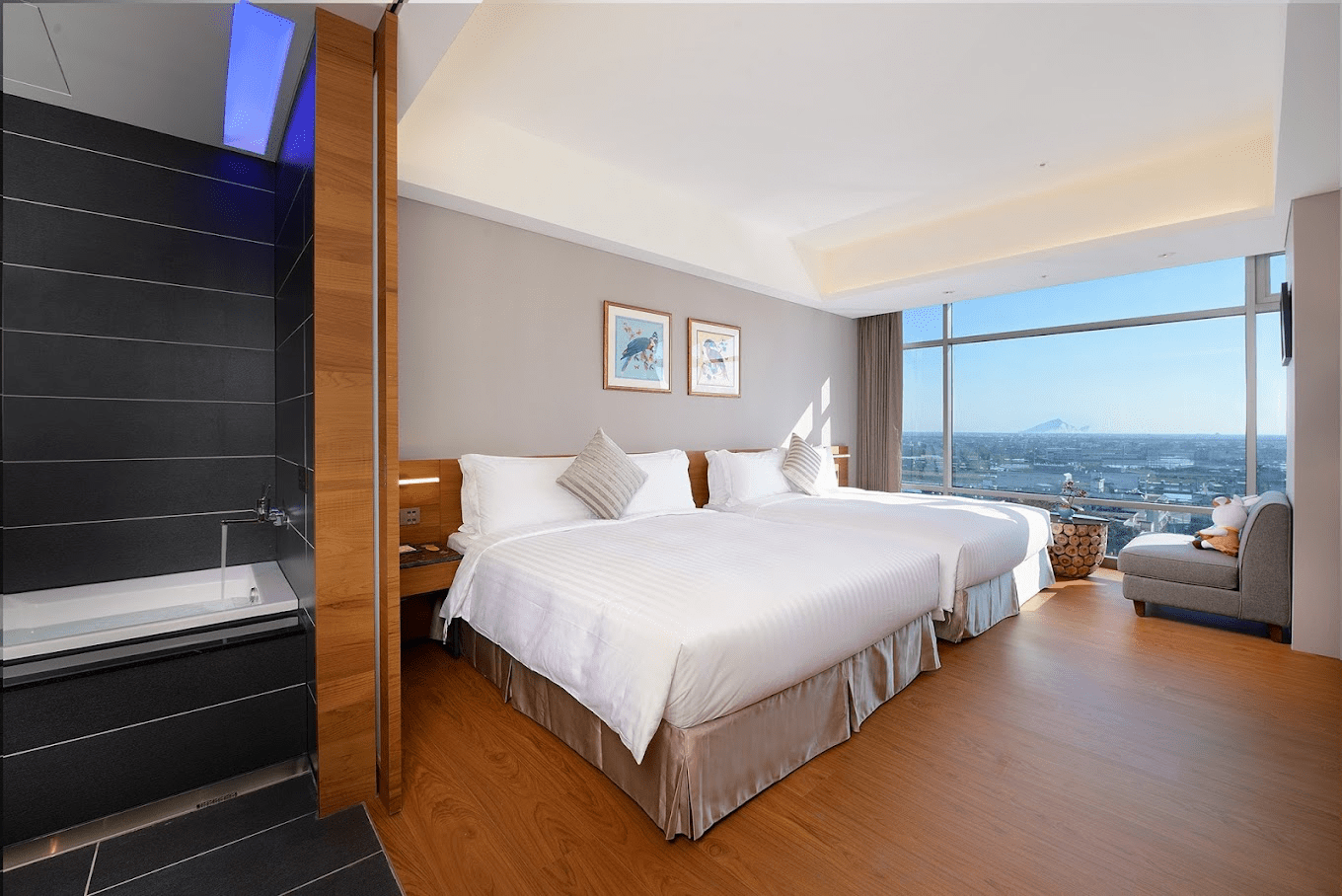 悅川酒店客房內部，設計溫潤舒適，設備齊全，營造家的放鬆感