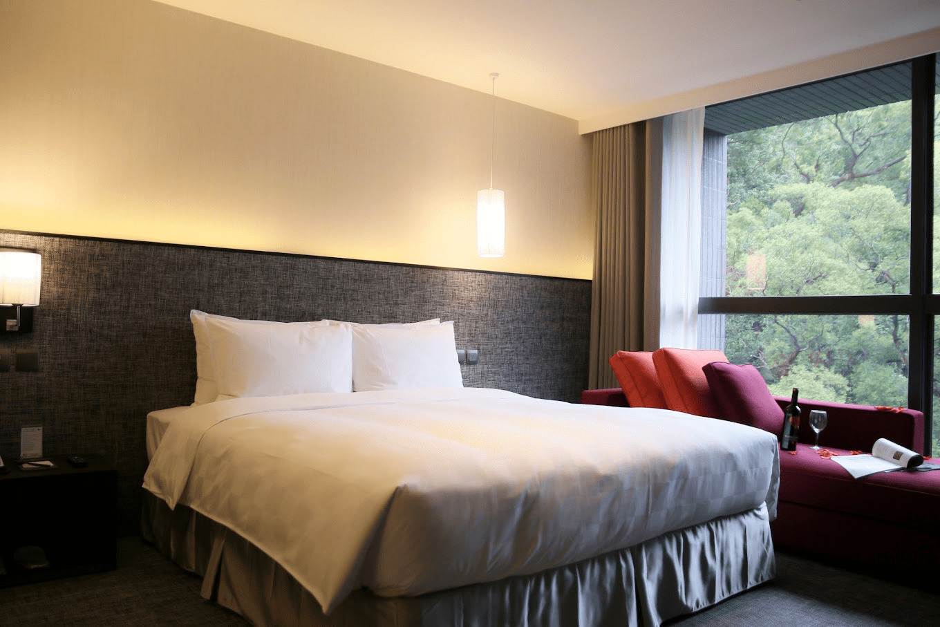 從高處俯瞰新店區,展現城市與綠意交融的景致