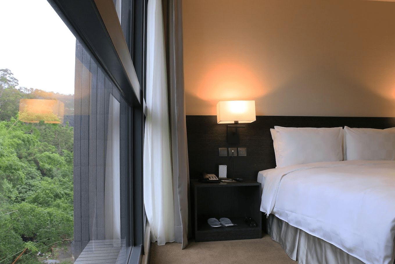 白金花園酒店舒適的客房內部,床鋪整潔、光線柔和