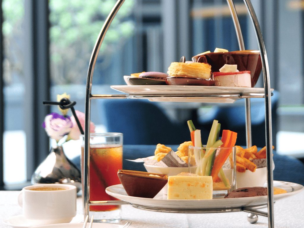 酒店大廳寬敞明亮,服務人員親切接待