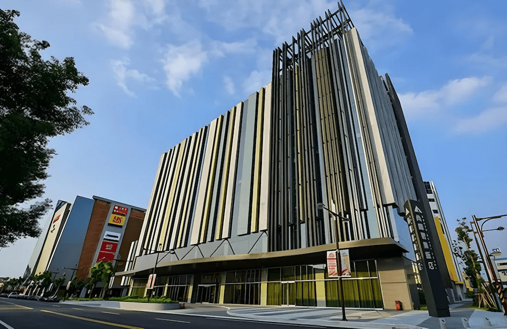 尚順君樂飯店外觀結合現代設計，座落於生活圈核心，提供便利住宿體驗。