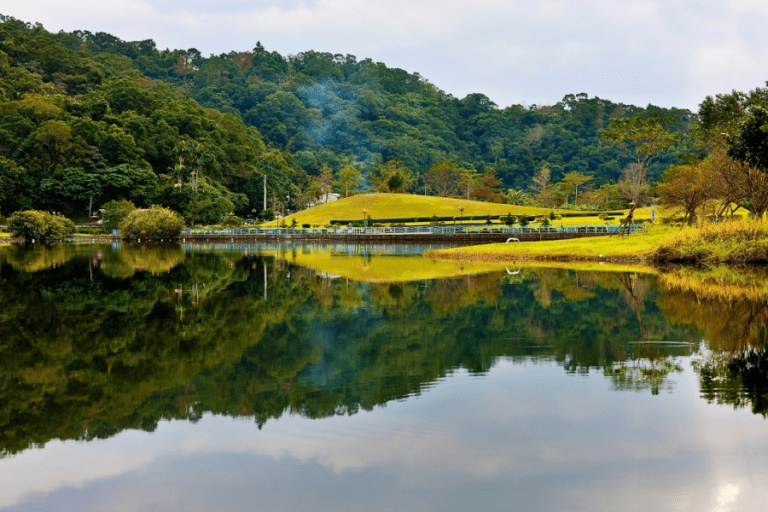 礁溪龍潭湖慢旅行，在環山的湖畔步道散步，收藏宜蘭最寧靜的湖光山色