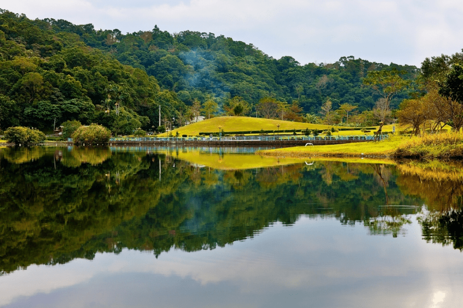 礁溪龍潭湖慢旅行，在環山的湖畔步道散步，收藏宜蘭最寧靜的湖光山色
