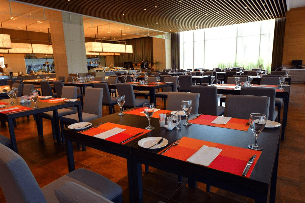 飯店提供豐富的餐飲選擇，讓旅客在館內也能享用美味多元的餐點。