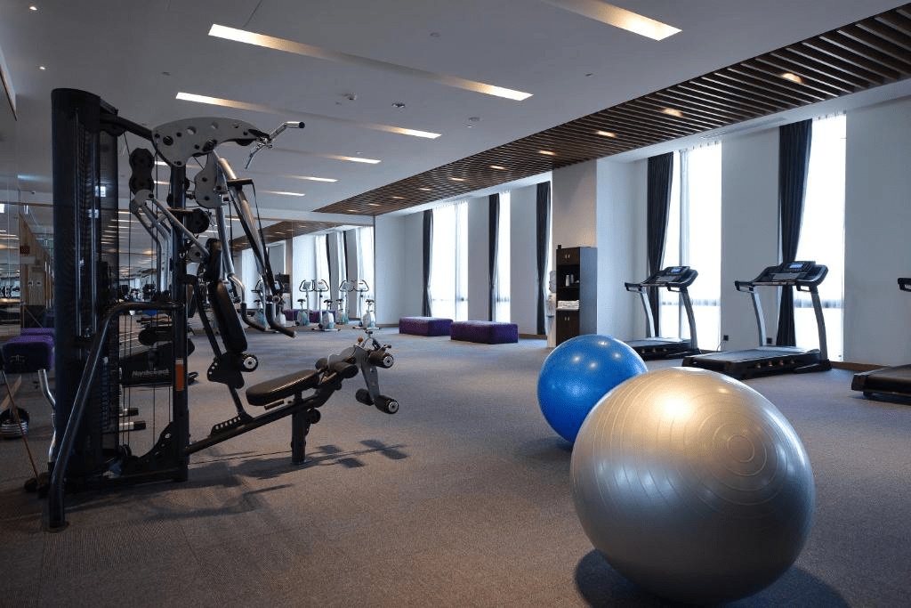 飯店緊鄰尚順育樂世界，提供多樣室內遊樂設施，適合各種年齡層遊玩。