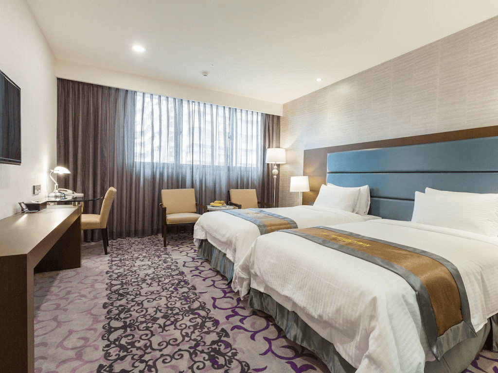 把旅程交給鳳山街景，把夜晚交給皇家金宸大飯店，多一份安心與溫柔感