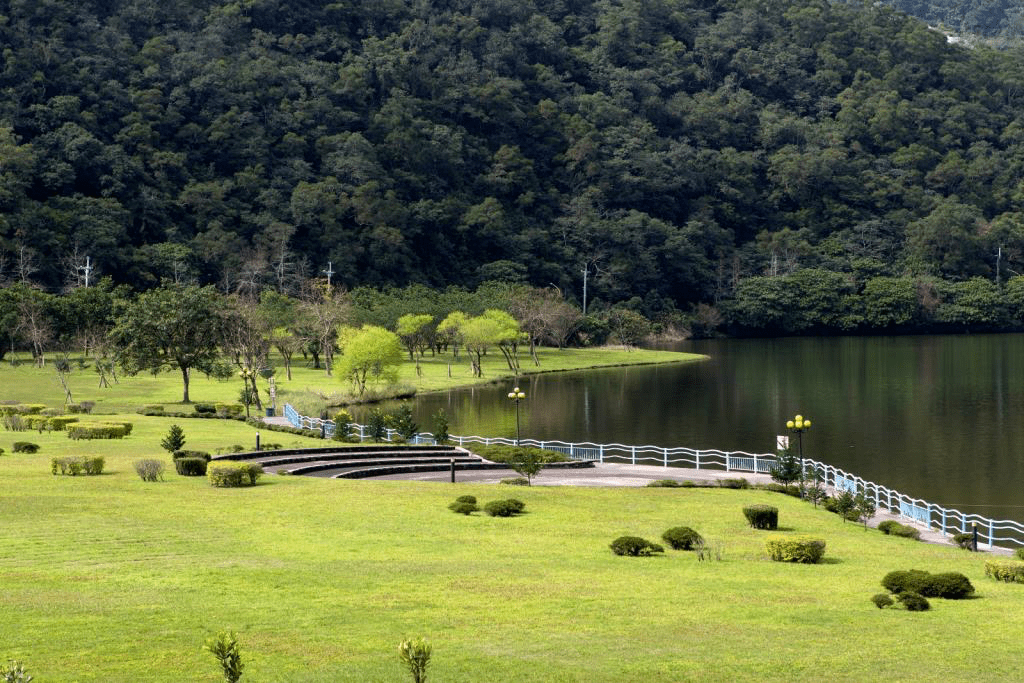 礁溪龍潭湖慢旅行，在環山的湖畔步道散步，收藏宜蘭最寧靜的湖光山色