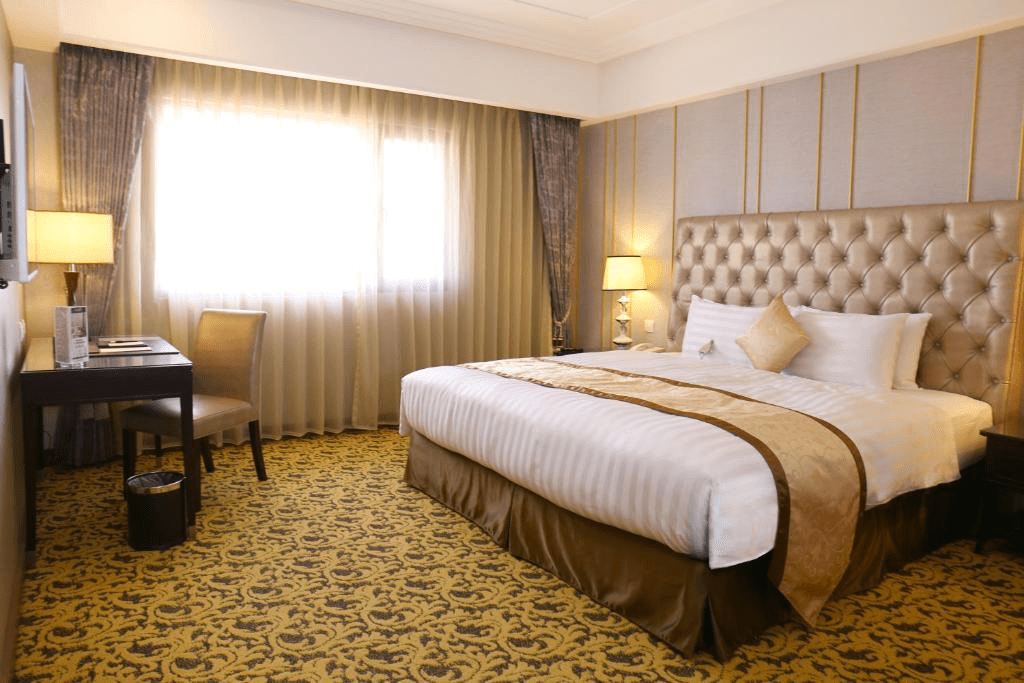 飯店周邊街道生活機能完善，小吃店與便利商店林立，展現台南日常風情