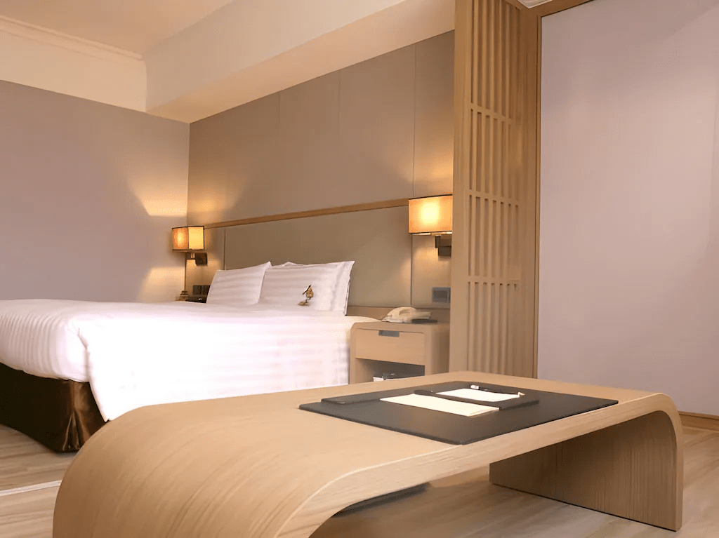 台南富信大飯店大廳空間，設計簡約明亮，營造舒適放鬆的入住氛圍