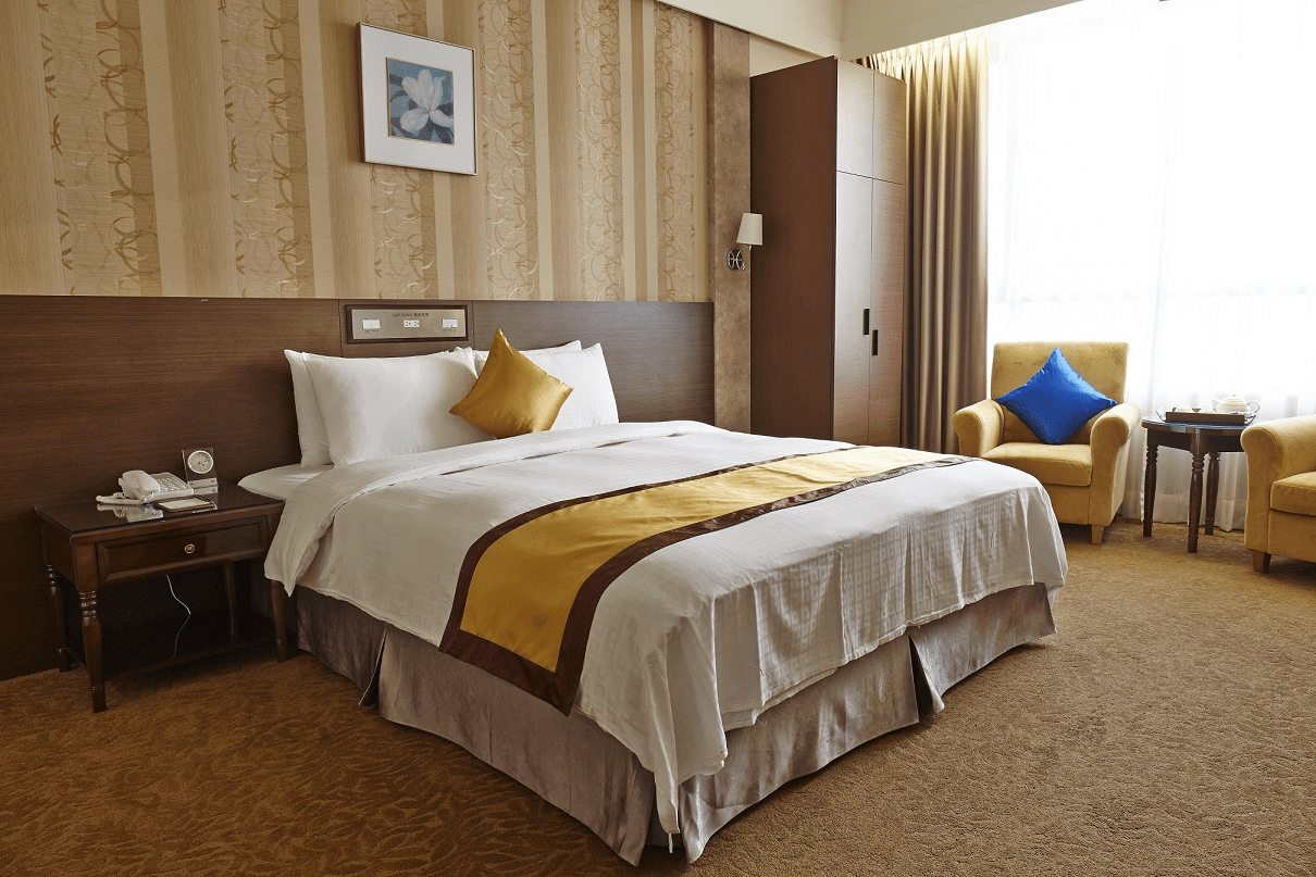 嘉義皇品國際酒店舒適客房內景，展現現代簡約設計