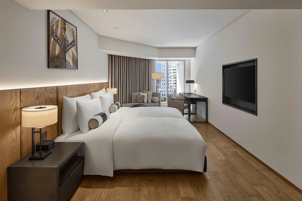 用一晚台北慕軒飯店臻品之選的停留,換一段在台北慢慢展開的優雅時光 飯店外觀與城市街景融合