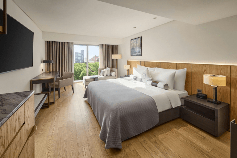 用一晚台北慕軒飯店臻品之選的停留，換一段在台北慢慢展開的優雅時光