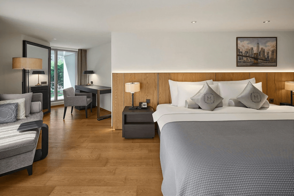 台北慕軒飯店客房內舒適的休憩角落,展現安靜放鬆的氛圍