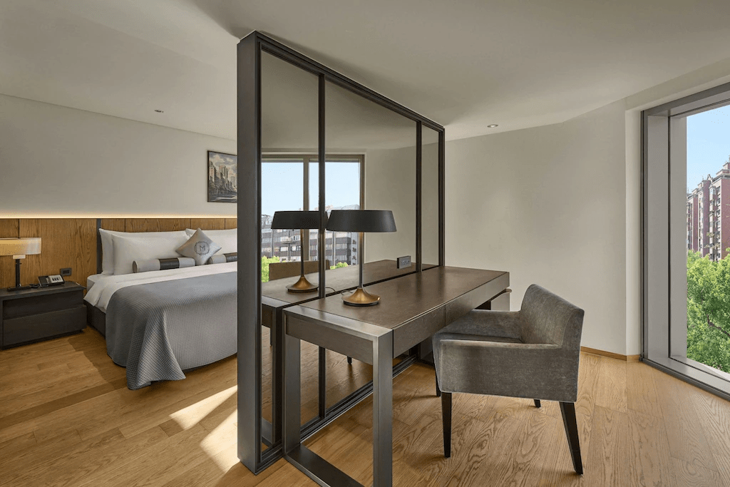 台北慕軒飯店客房內部,現代簡約設計與舒適氛圍