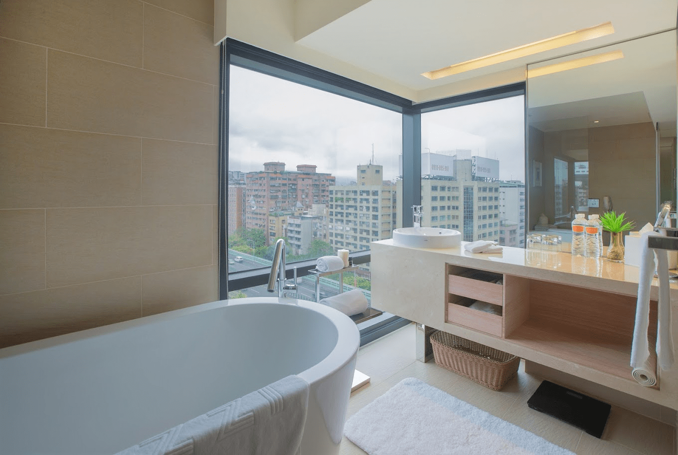 和逸飯店台北民生館客房設計現代簡約，營造出放鬆舒適的休憩氛圍