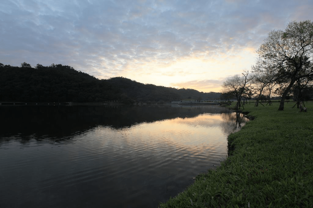 礁溪龍潭湖慢旅行，在環山的湖畔步道散步，收藏宜蘭最寧靜的湖光山色