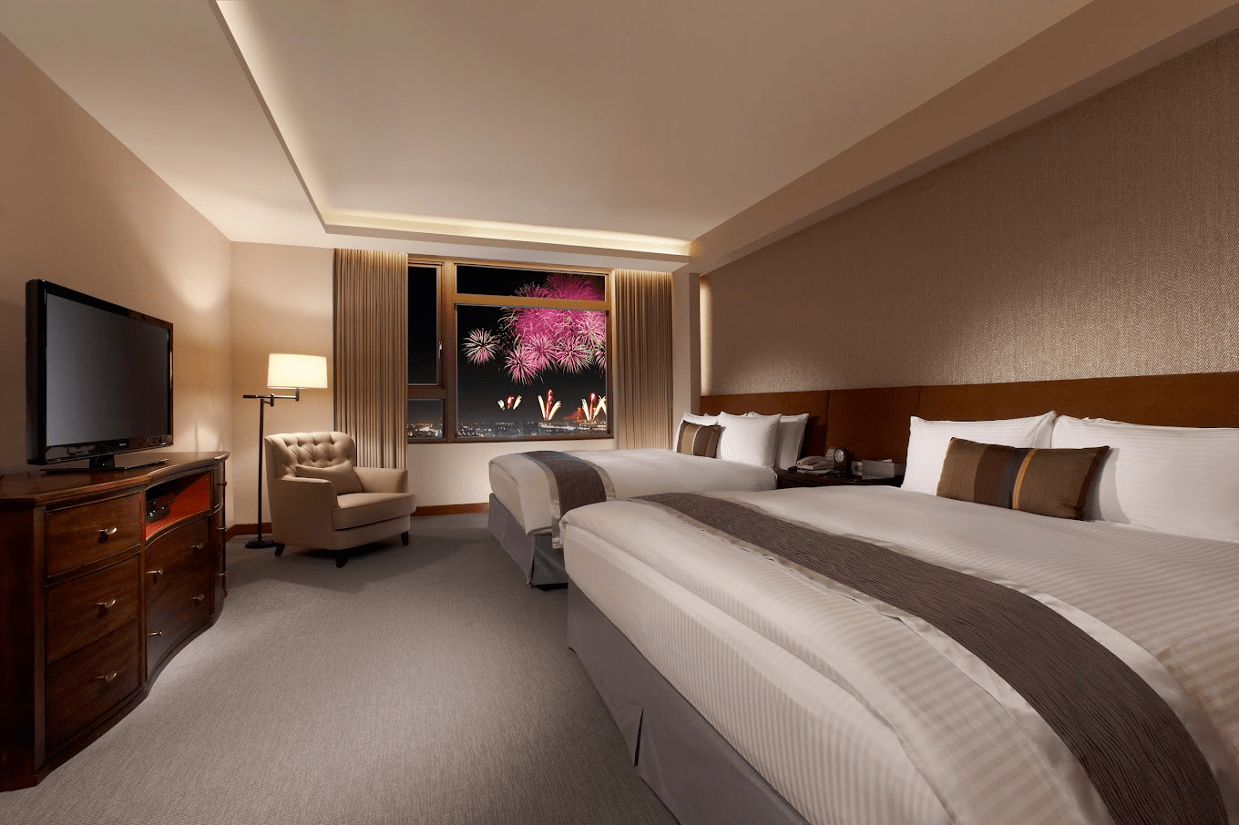 酒店大廳以木質調與明亮光線營造溫暖氛圍,讓旅客一進門就能感受到放鬆與舒適