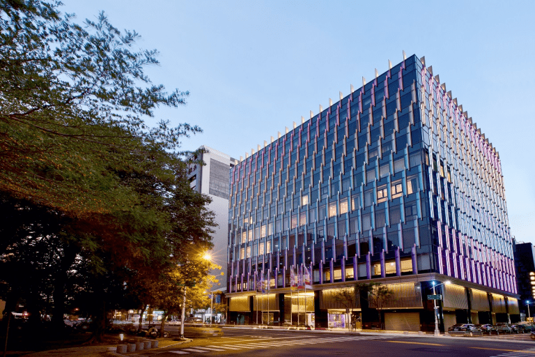 夜晚回到高雄翰品酒店，看著城市燈火閃爍，讓旅行在寧靜中沉澱與發光