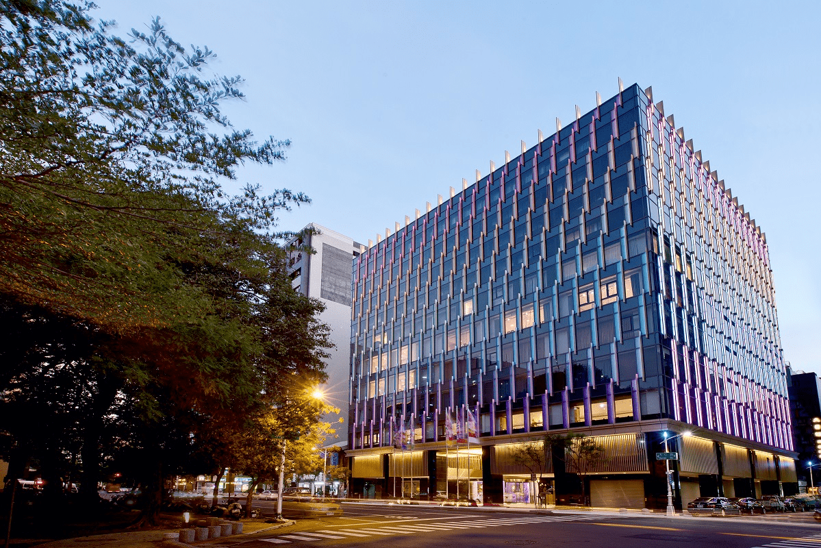 夜晚回到高雄翰品酒店，看著城市燈火閃爍，讓旅行在寧靜中沉澱與發光