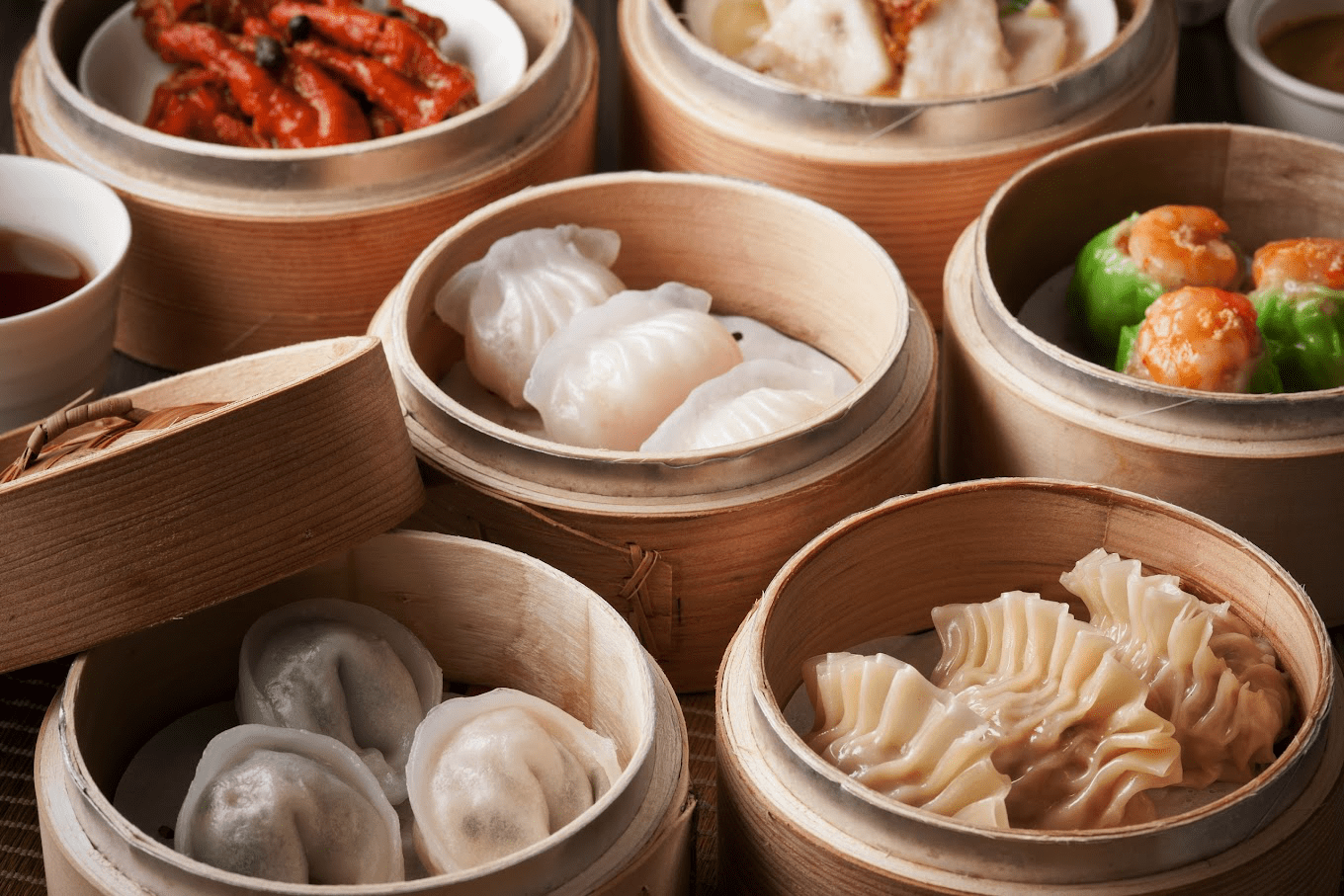 夜晚回到高雄翰品酒店，看著城市燈火閃爍，讓旅行在寧靜中沉澱與發光