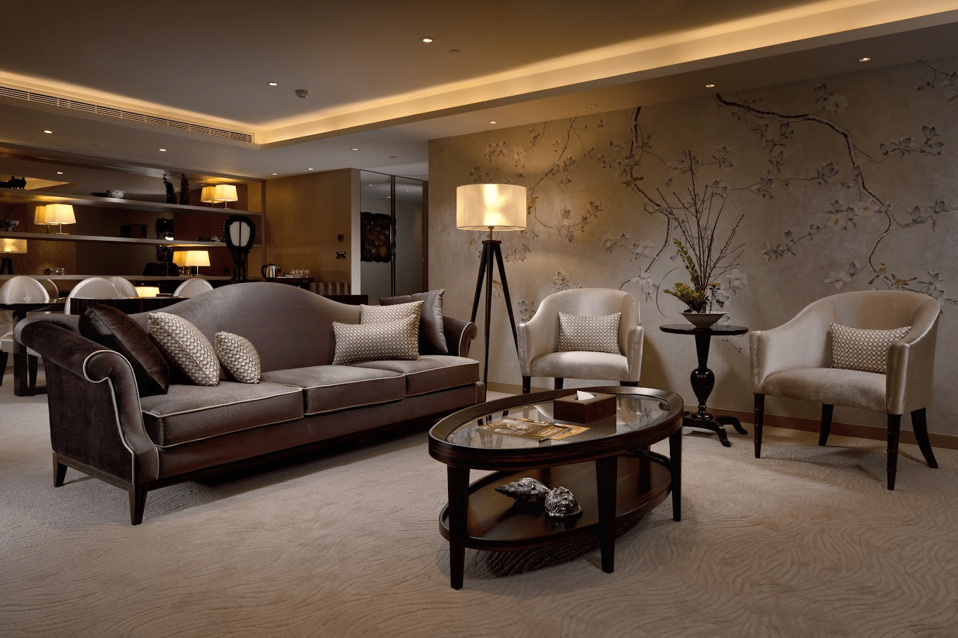 夜晚回到高雄翰品酒店，看著城市燈火閃爍，讓旅行在寧靜中沉澱與發光