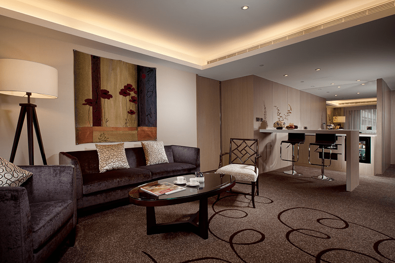 夜晚回到高雄翰品酒店，看著城市燈火閃爍，讓旅行在寧靜中沉澱與發光