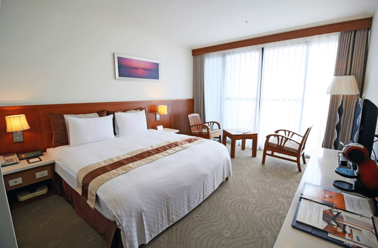 一場海與陽光的旅行，從雅霖大飯店開始，把每一刻的輕鬆收藏進記憶裡