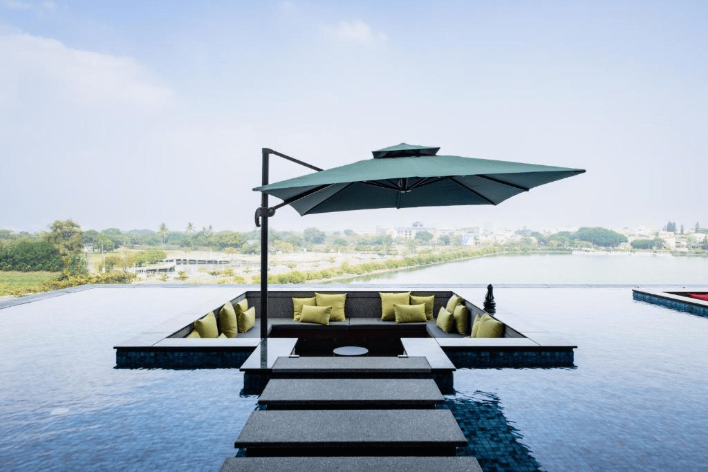 在安平港的微風裡醒來，住一晚福爾摩沙遊艇酒店讓海景收藏疲憊與遠方