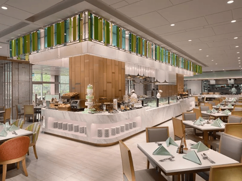 在台北南港的節奏上，住進台北六福萬怡酒店，讓時間慢慢為你停下腳步