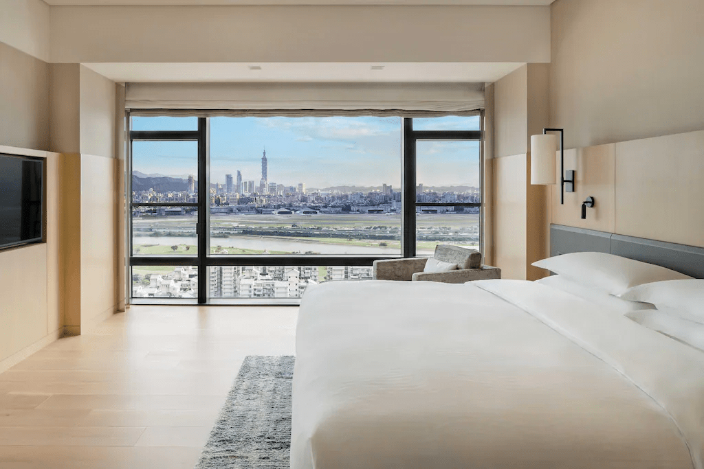 當夜色覆蓋城市，住進台北萬豪酒店，讓燈火與心事一起變得溫柔而安定