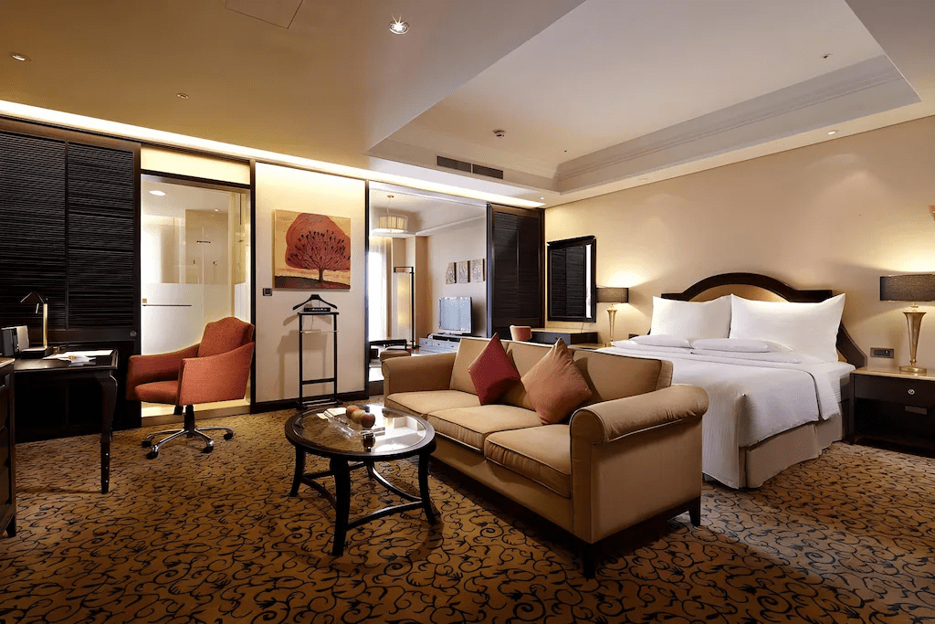 在高雄山城的陽光裡住進義大皇家酒店，讓假期慢慢展開成一段生活風景