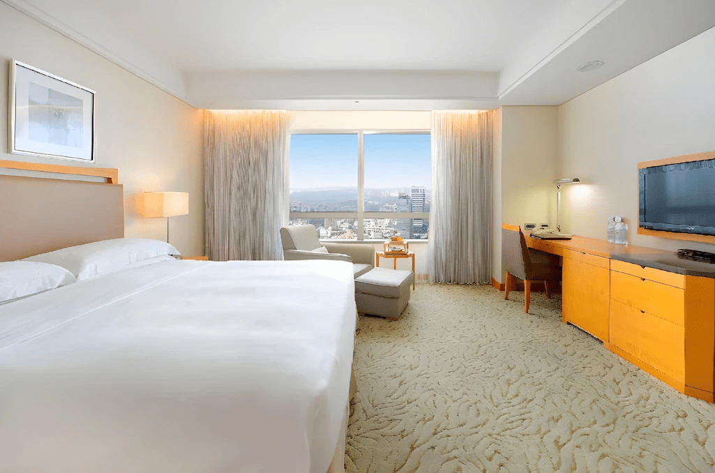 把忙碌留在街道之外，入住裕元花園酒店，在光影與空間中找到安靜時光