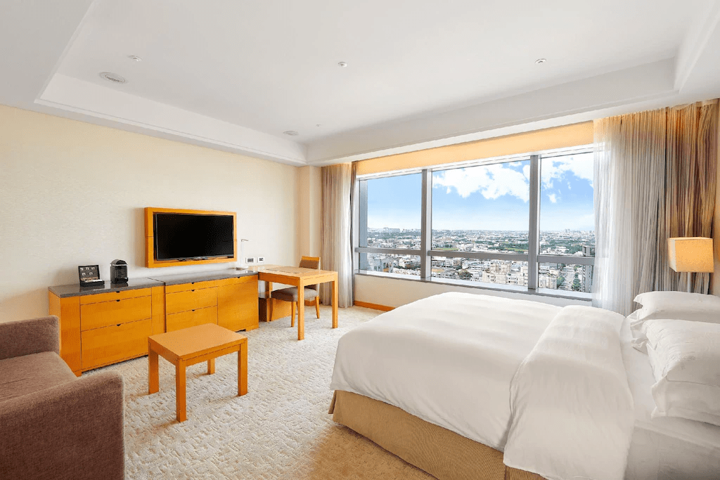 把忙碌留在街道之外，入住裕元花園酒店，在光影與空間中找到安靜時光