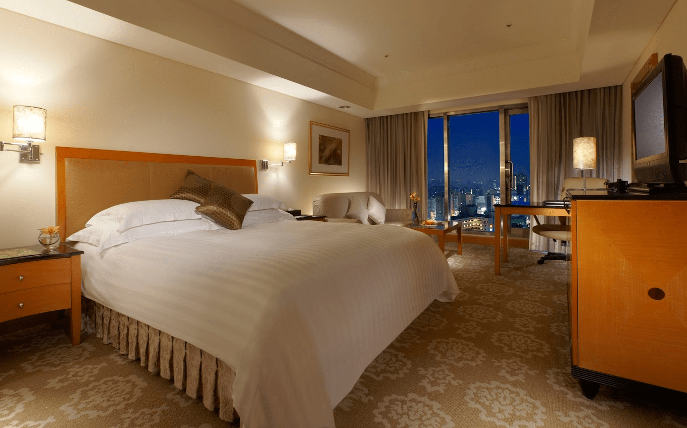 在城市與光影之間停留一晚住進台中金典酒店，讓生活回到最柔軟的樣子