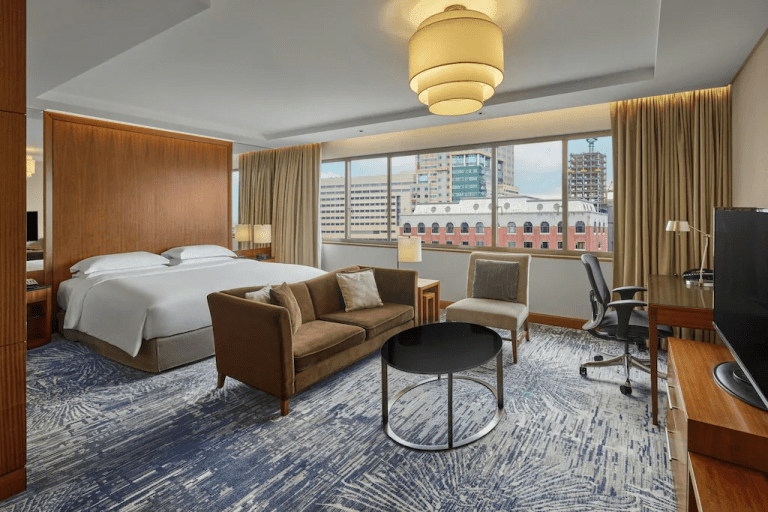 當夜色覆蓋台北街道，台北喜來登大飯店讓燈火與心情一起變得柔軟穩定