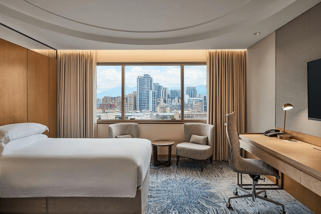 當夜色覆蓋台北街道，台北喜來登大飯店讓燈火與心情一起變得柔軟穩定