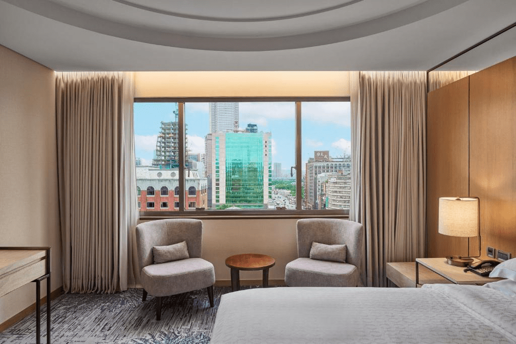 當夜色覆蓋台北街道，台北喜來登大飯店讓燈火與心情一起變得柔軟穩定