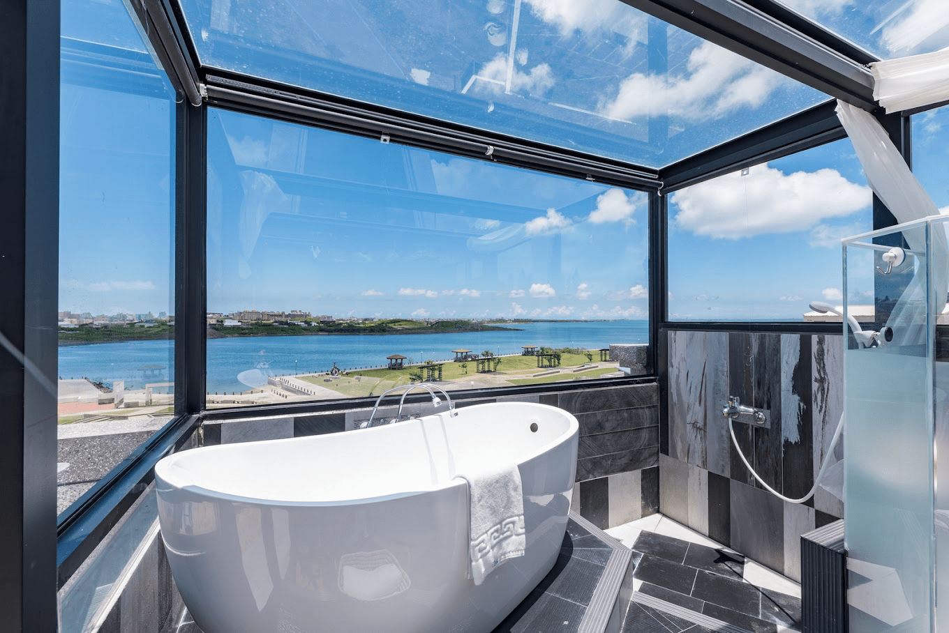 澎湖馬公住宿指南,在五星級飯店與海景民宿之間醒來,迎接海島的晨光