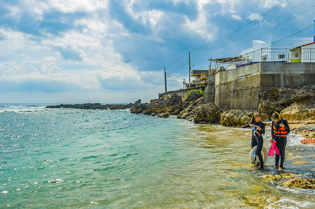 把腳步放慢走到屏東萬里桐海邊,讓清澈海水與風一起陪你待一下午