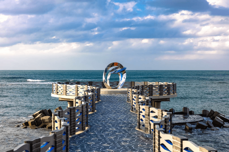 當夕陽落在芝蘭海上觀景平台，整片海與天空交織成一幅溫柔的流動畫面