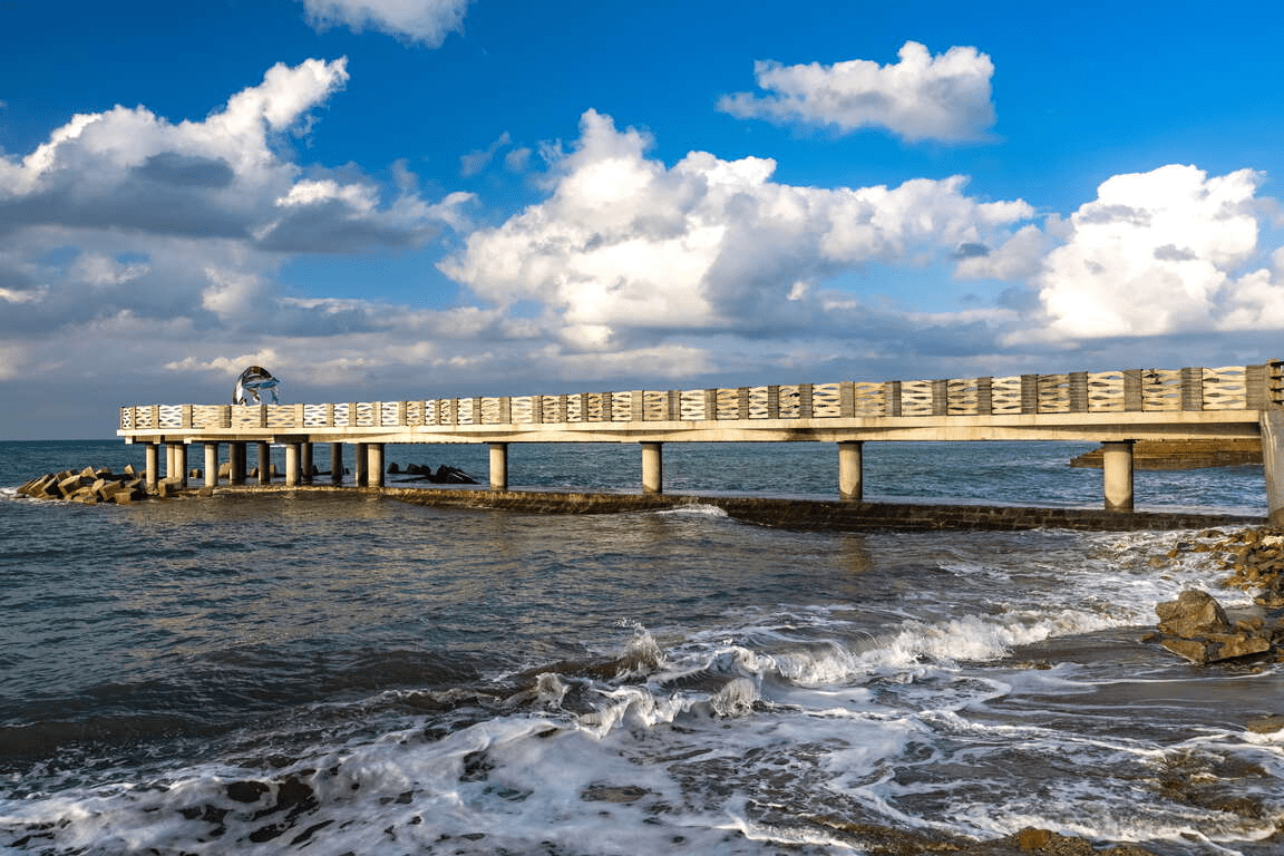 當夕陽落在芝蘭海上觀景平台，整片海與天空交織成一幅溫柔的流動畫面