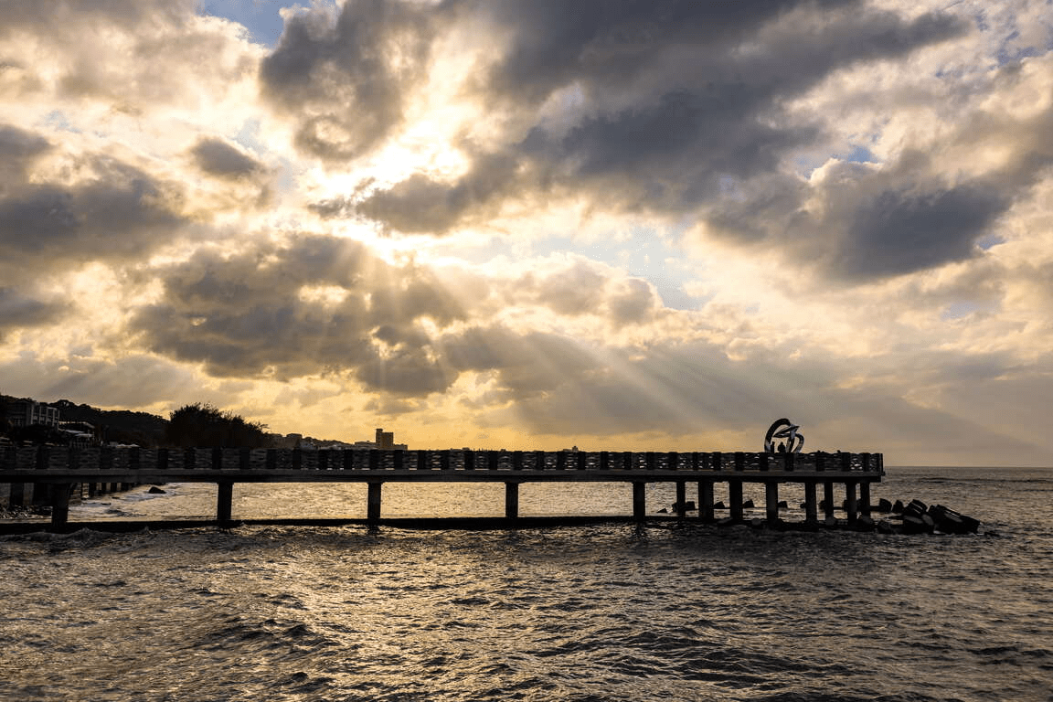 當夕陽落在芝蘭海上觀景平台，整片海與天空交織成一幅溫柔的流動畫面