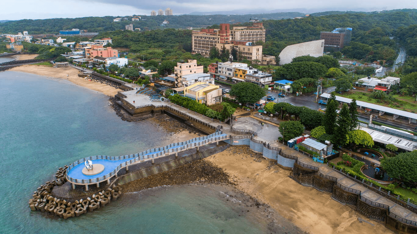 當夕陽落在芝蘭海上觀景平台，整片海與天空交織成一幅溫柔的流動畫面