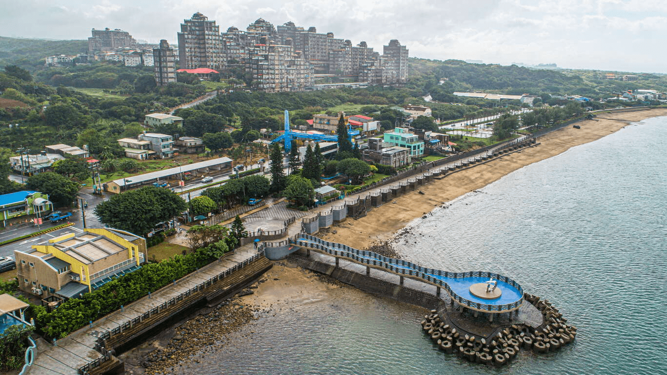 當夕陽落在芝蘭海上觀景平台，整片海與天空交織成一幅溫柔的流動畫面