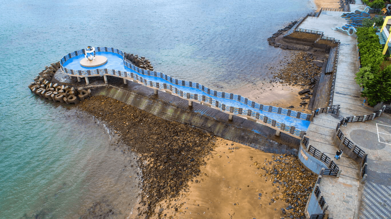 當夕陽落在芝蘭海上觀景平台，整片海與天空交織成一幅溫柔的流動畫面