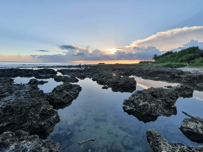 把腳步放慢走到屏東萬里桐海邊,讓清澈海水與風一起陪你待一下午