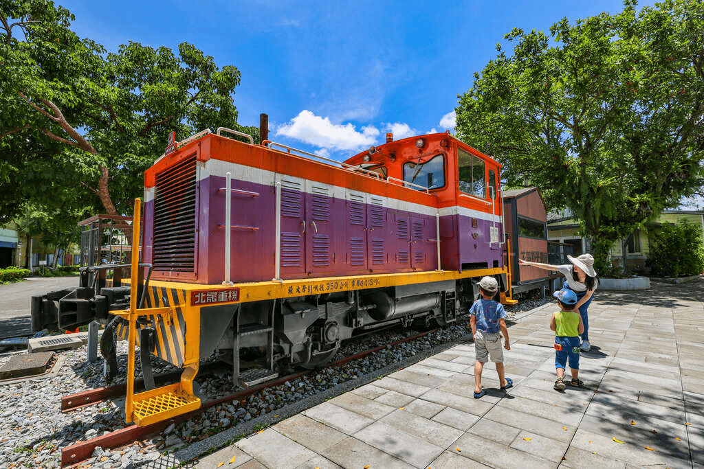 從湖面微光出發走進花蓮光復景點，一路走到鐵道與部落的時間縫隙